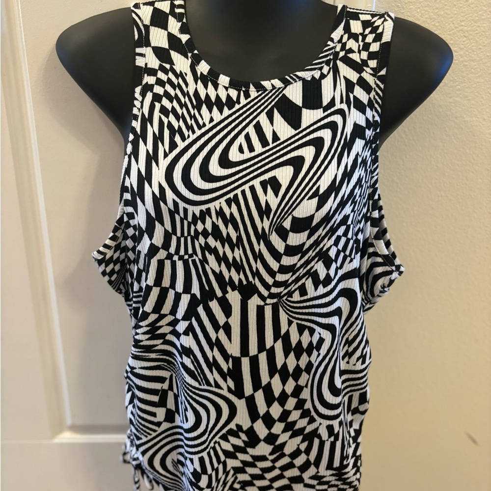 Black and White Geometric Women's Top